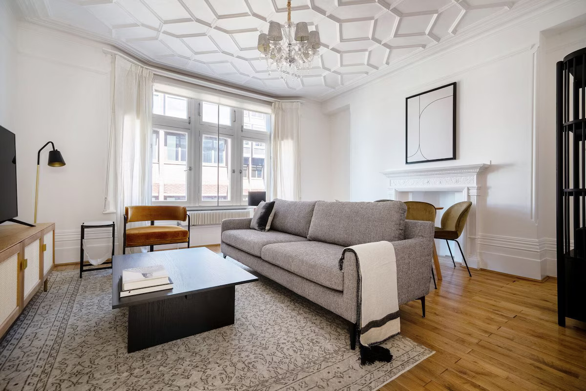 Spacious Mansion West End